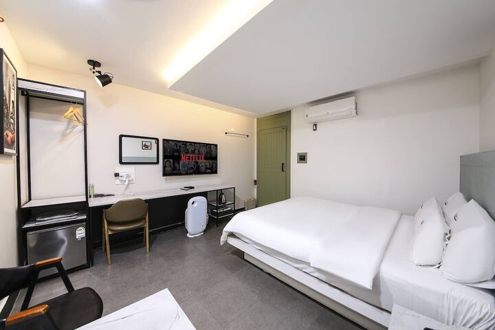 Room 9 of 27
