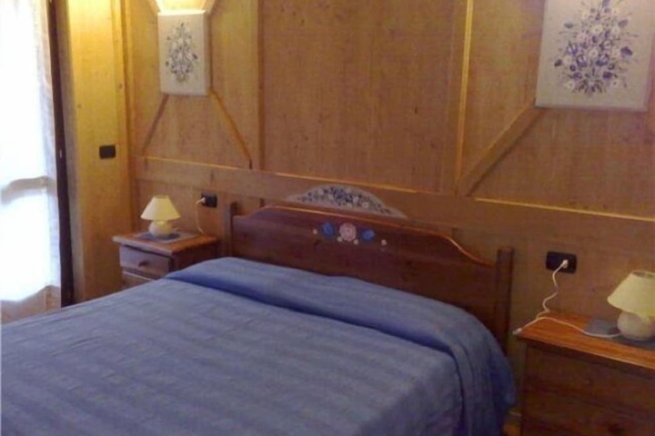Room 2 of 9