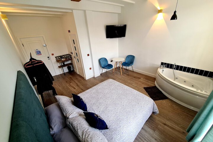 Room 10 of 25