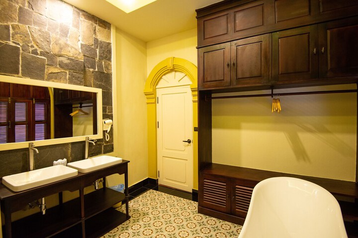 Room 23 of 28