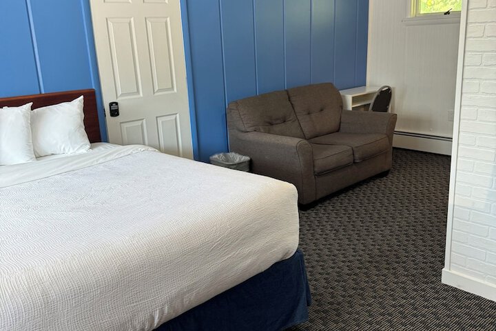 1 Queen Bed Upper Floor (15 of 28)