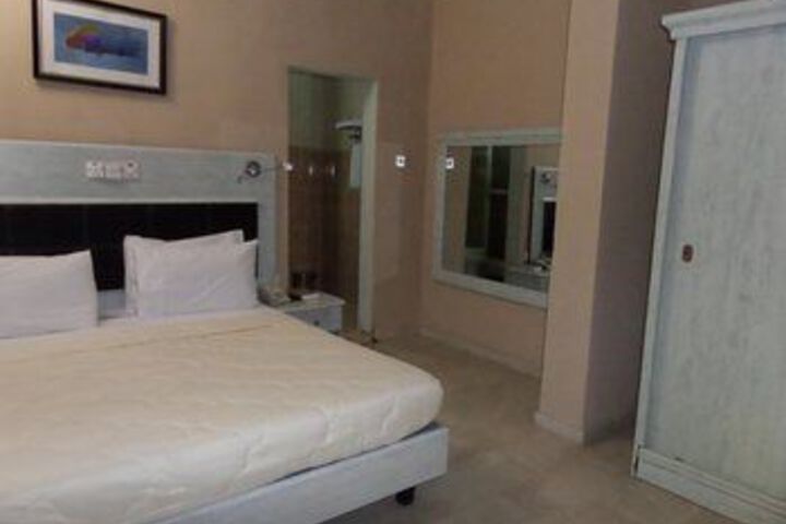 Room 8 of 33