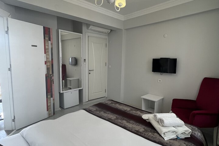 Room 4 of 18