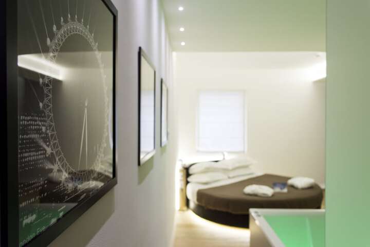 Room 4 of 104