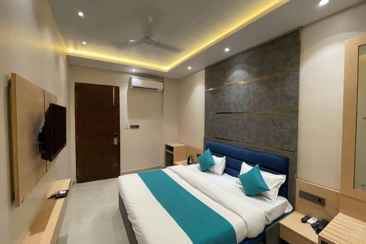 Room 9 of 33