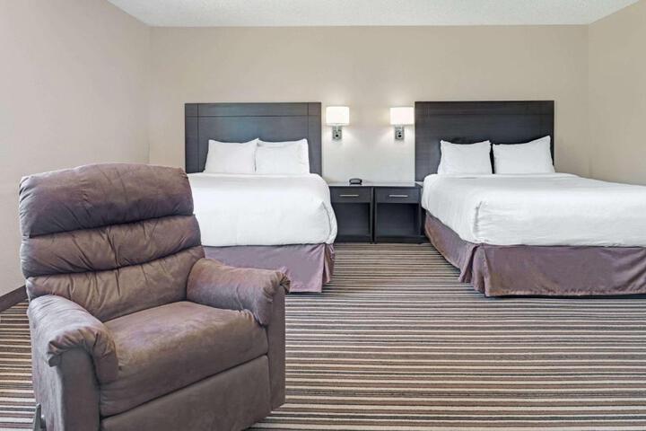 1 Queen Bed (4 of 10)