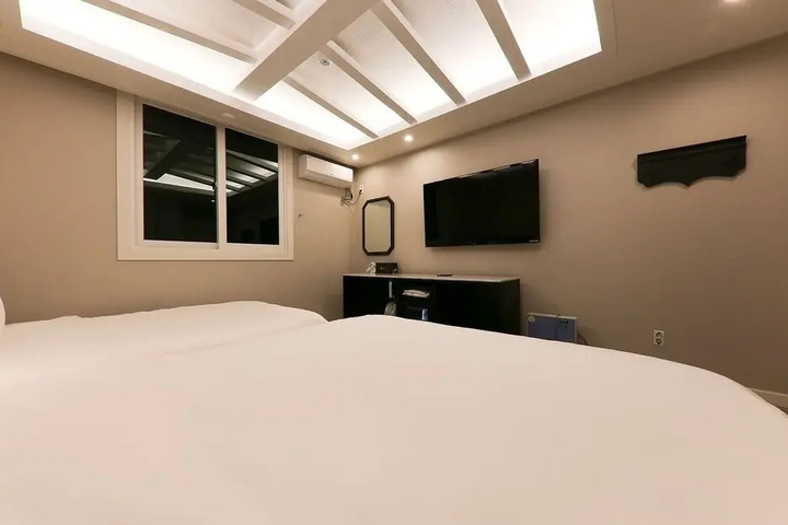 Room 3 of 19