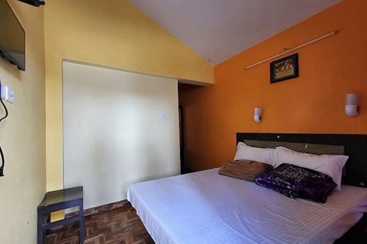 Room 4 of 16
