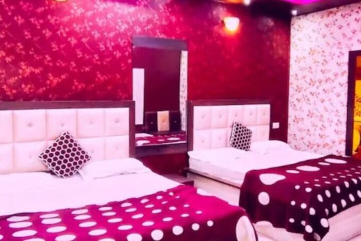 Goroomgo Hotel Revoli Amritsar