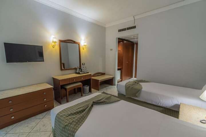 Room 8 of 40
