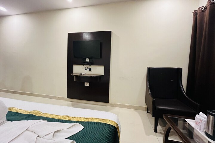 Room 35 of 61