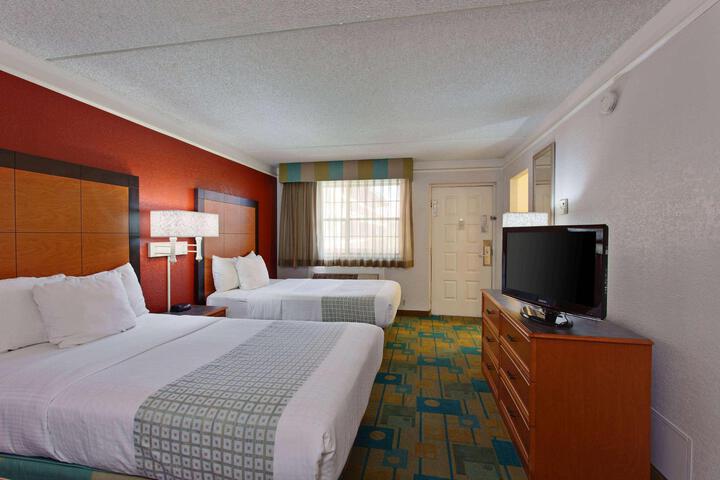1 King Bed Mobility Hearing Impaired Accessible Room (19 of 22)