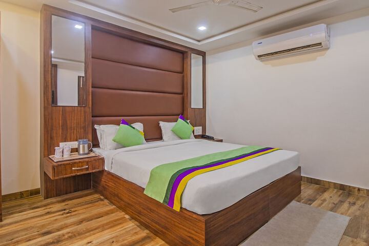 Room 8 of 33