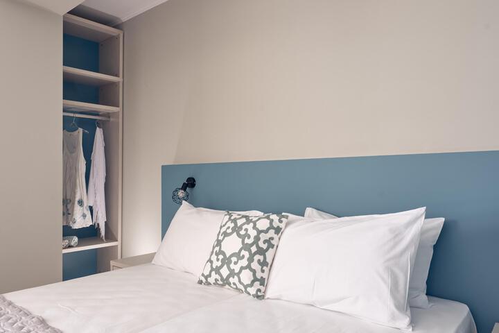 Room 2 of 2