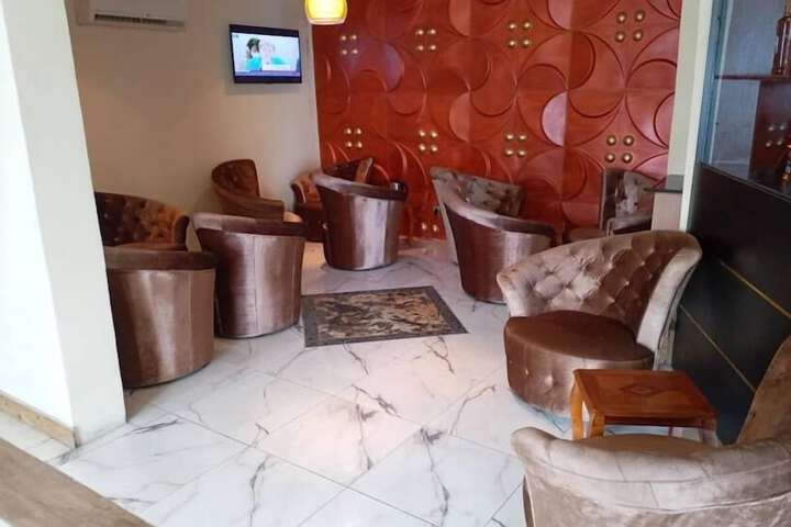 Lounge 13 of 17