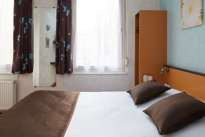 Room 4 of 68