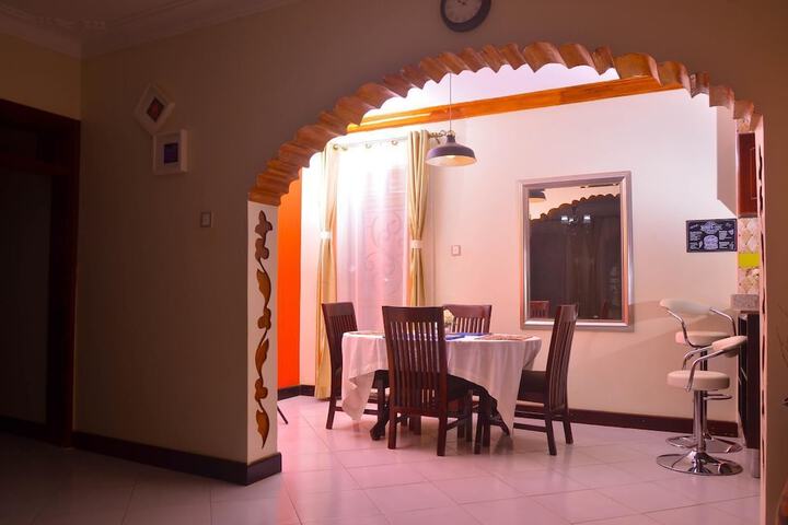 Dining 40 of 51
