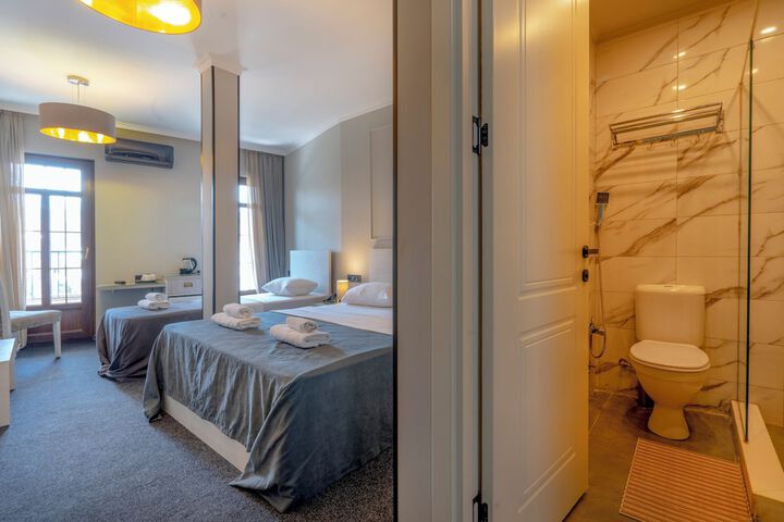 Room 26 of 77