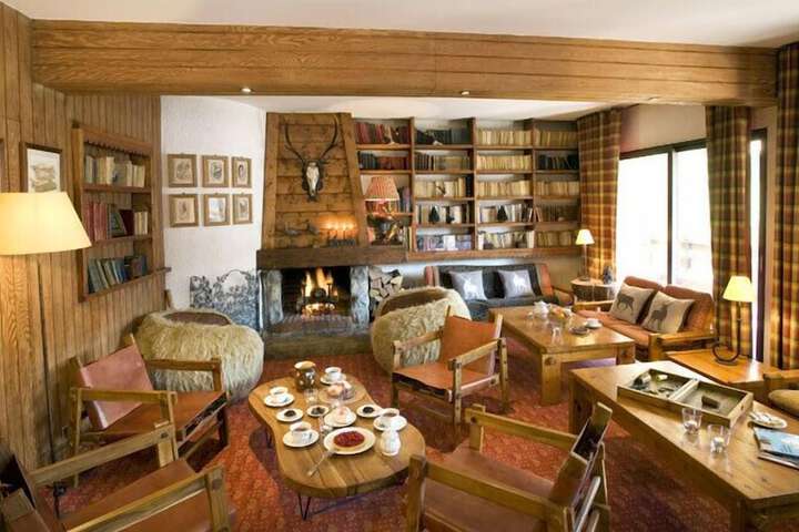 Lobby lounge