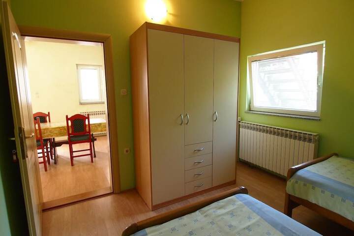 Room 10 of 16