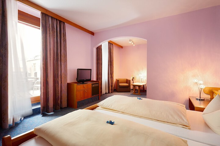 Room 4 of 36