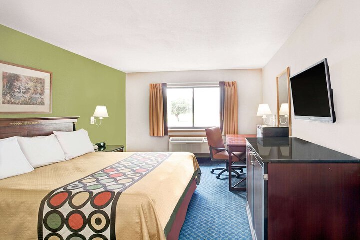 1 Queen Bed (5 of 13)