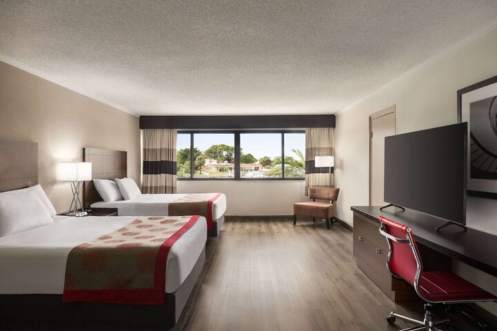 2 Queen Beds City View (10 of 10)