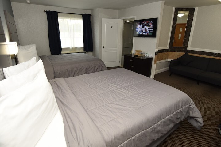 2 Queen Beds (7 of 18)