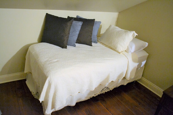 Room 16 of 156