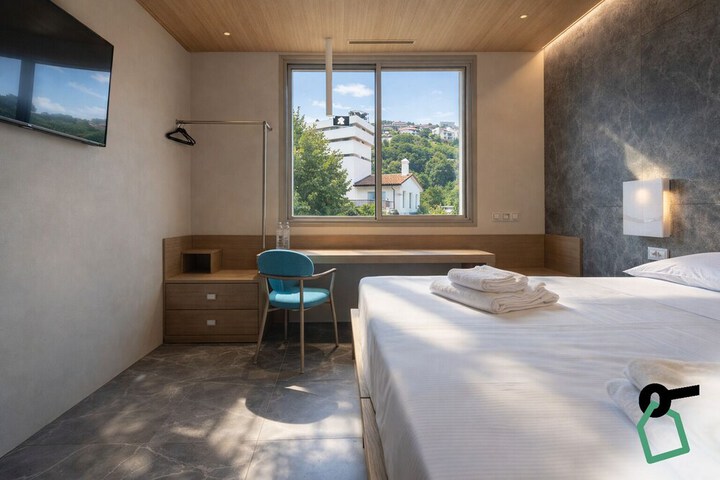 Room 6 of 18