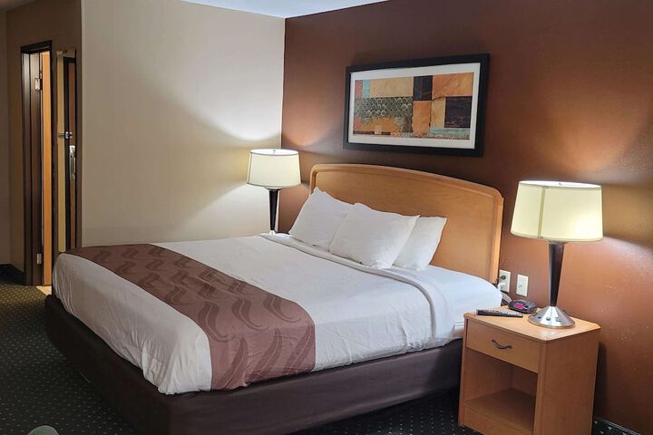 1 King Bed (3 of 5)