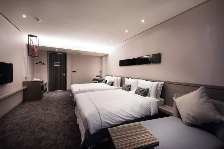 Room 12 of 32