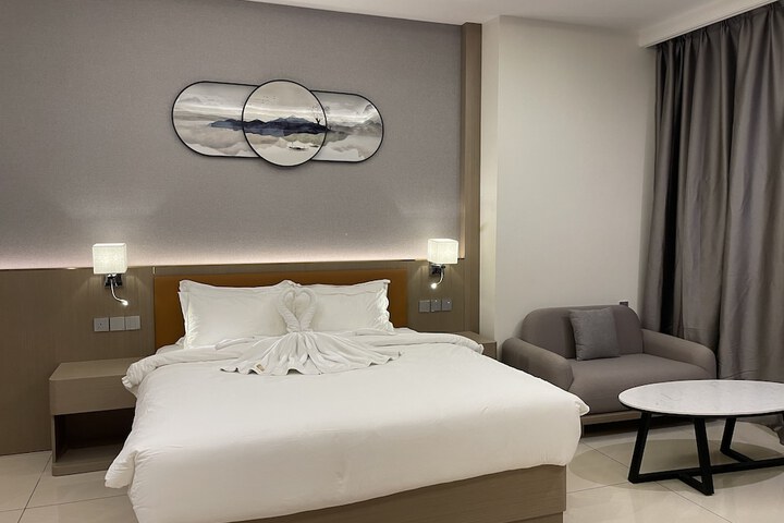 Room 6 of 28