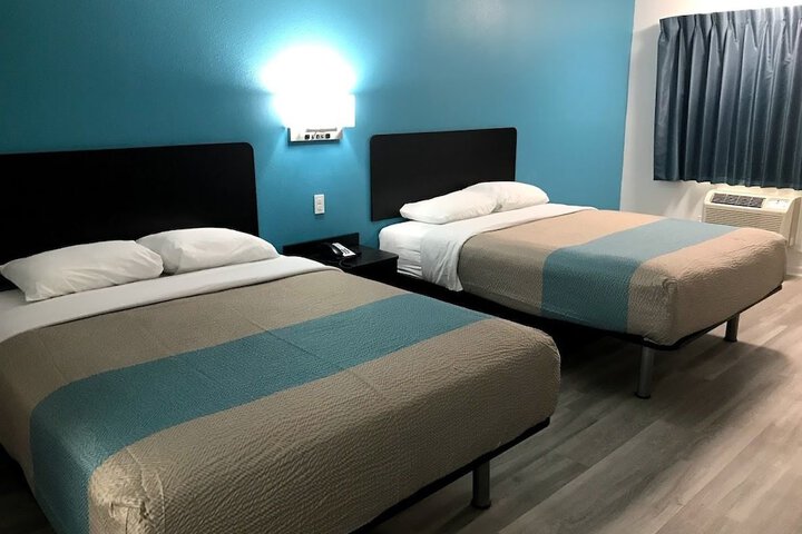2 Queen Beds Micfridge (10 of 10)