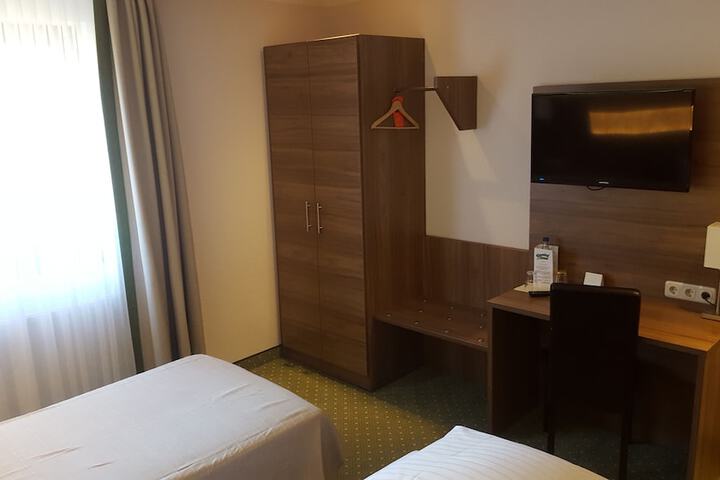 Room 6 of 27