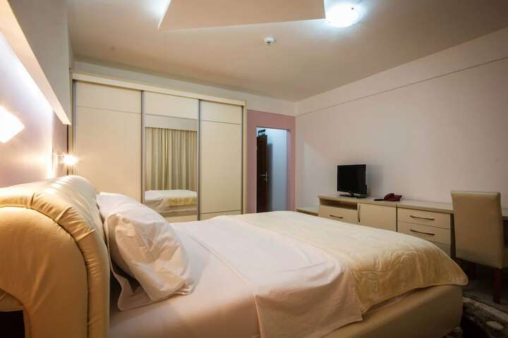 Room 14 of 32
