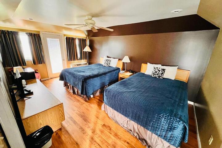 Comfort Cabin 2 Queen Beds Partial Lake View (1 of 7)