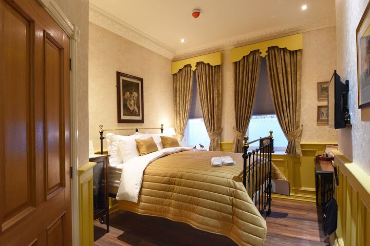 Room 6 of 42