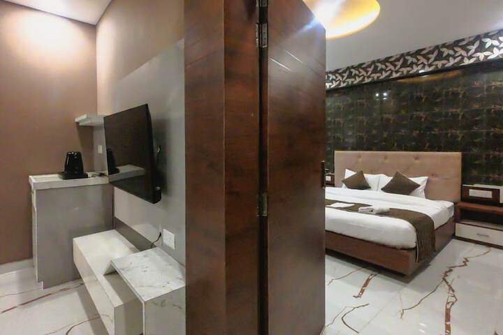 Room 7 of 18