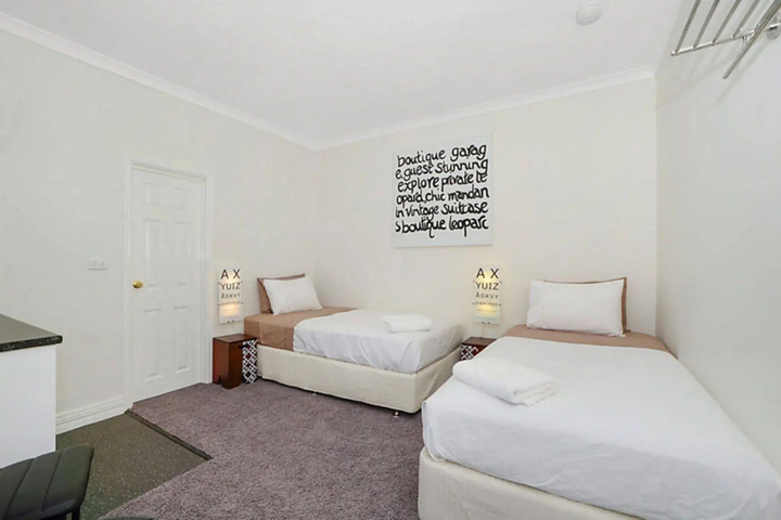 Room 4 of 11