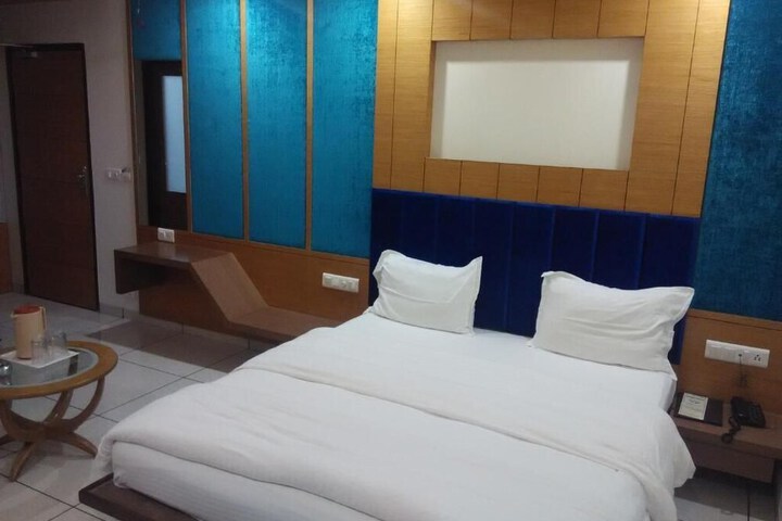 Room 6 of 17