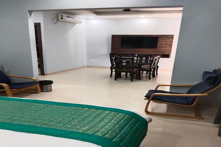 Room 4 of 17