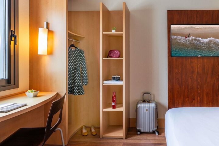 Room 6 of 65