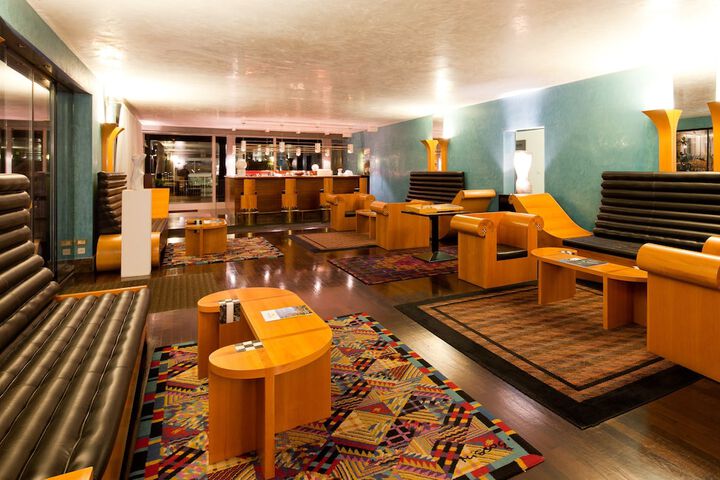 Lounge 34 of 43