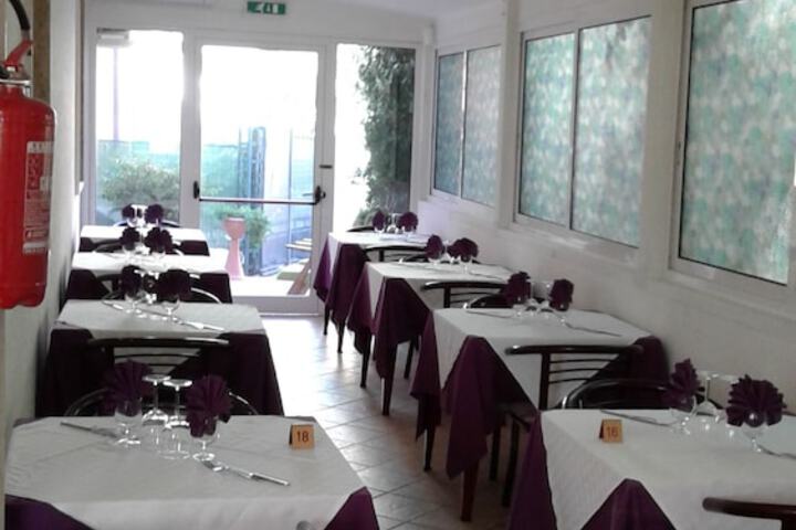 Dining 2 of 8