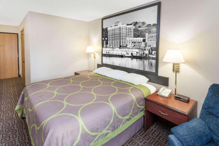 1 King Bed (1 of 13)