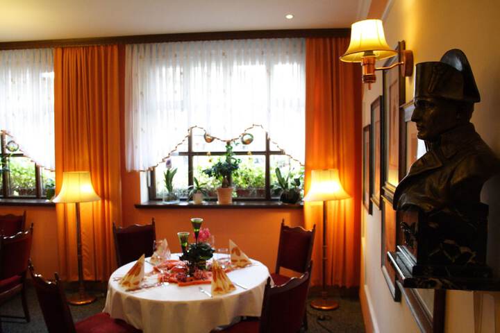 Dining 18 of 25