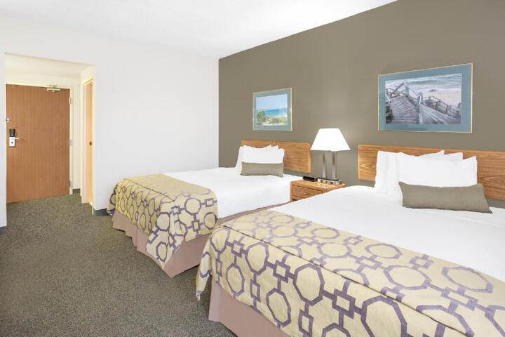 1 Queen Bed Accessible Room (7 of 11)