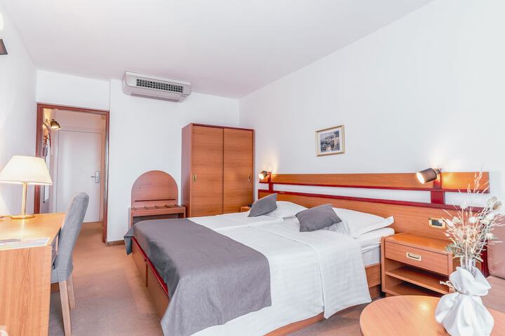 Room 10 of 90