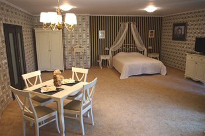 Room 11 of 48